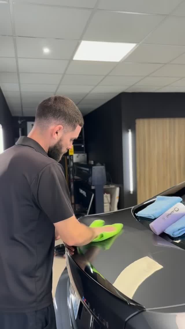Rod secando el baúl de un BMW gris en el estudio de RB Car Care
