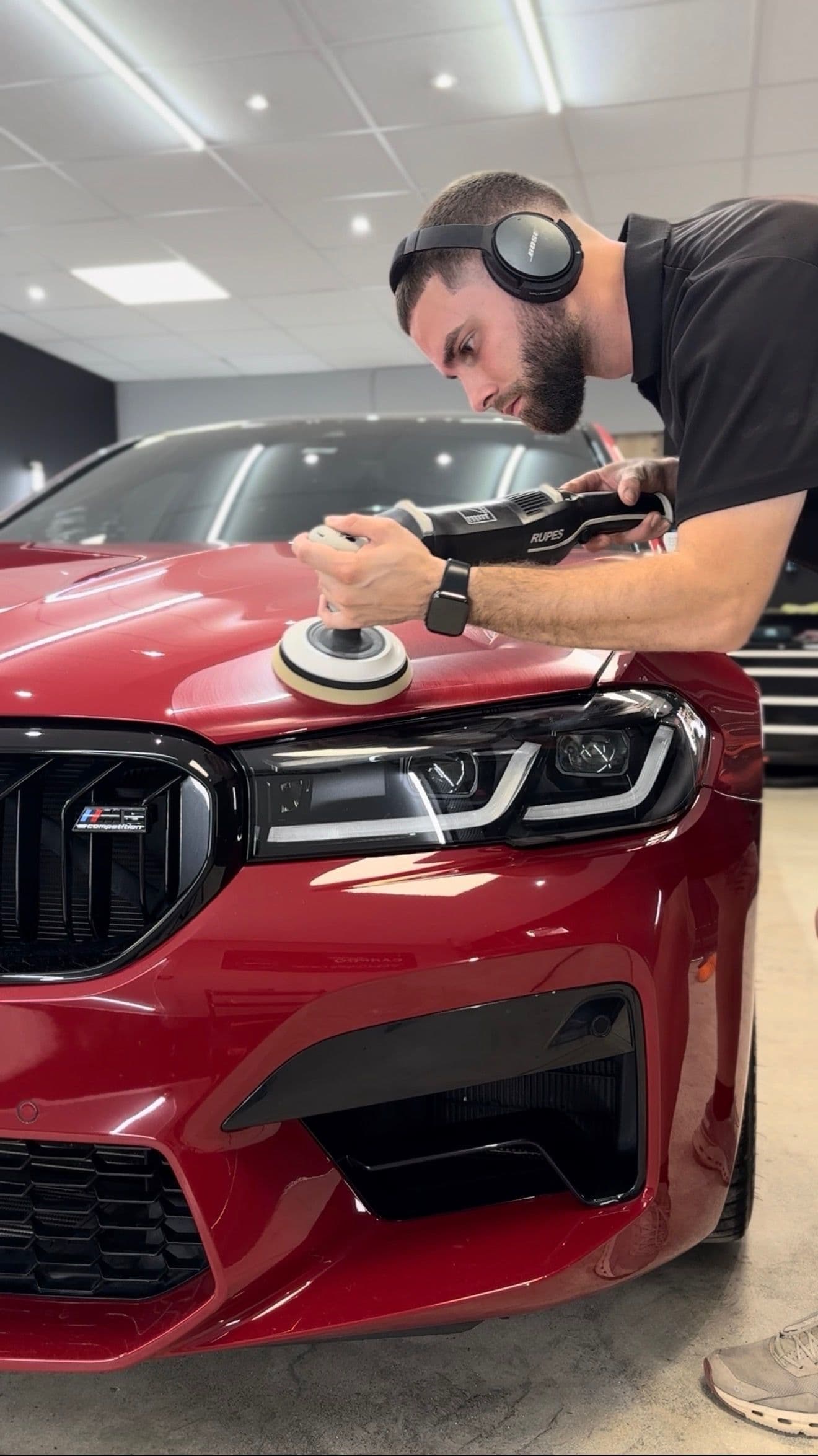 Rod puliendo un BMW rojo con pulidora RUPES